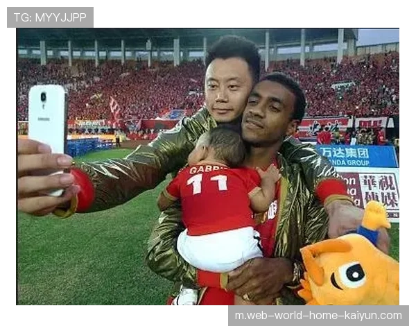 霍伊伦返乡战表现积极 虽被换下仍获主场球迷掌声 霍伊伦返乡战表现积极 虽被换下仍获主场球迷掌声